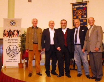 20130417_Steinhauer_mit_dem_Clubvorstand