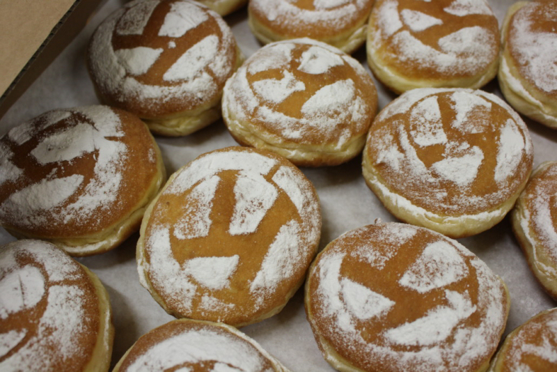 Rosenmontag - Auslieferung der Faschingskrapfen